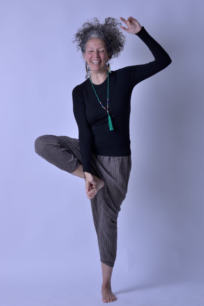 Nai sonriendo, en una postura de equilibrio
